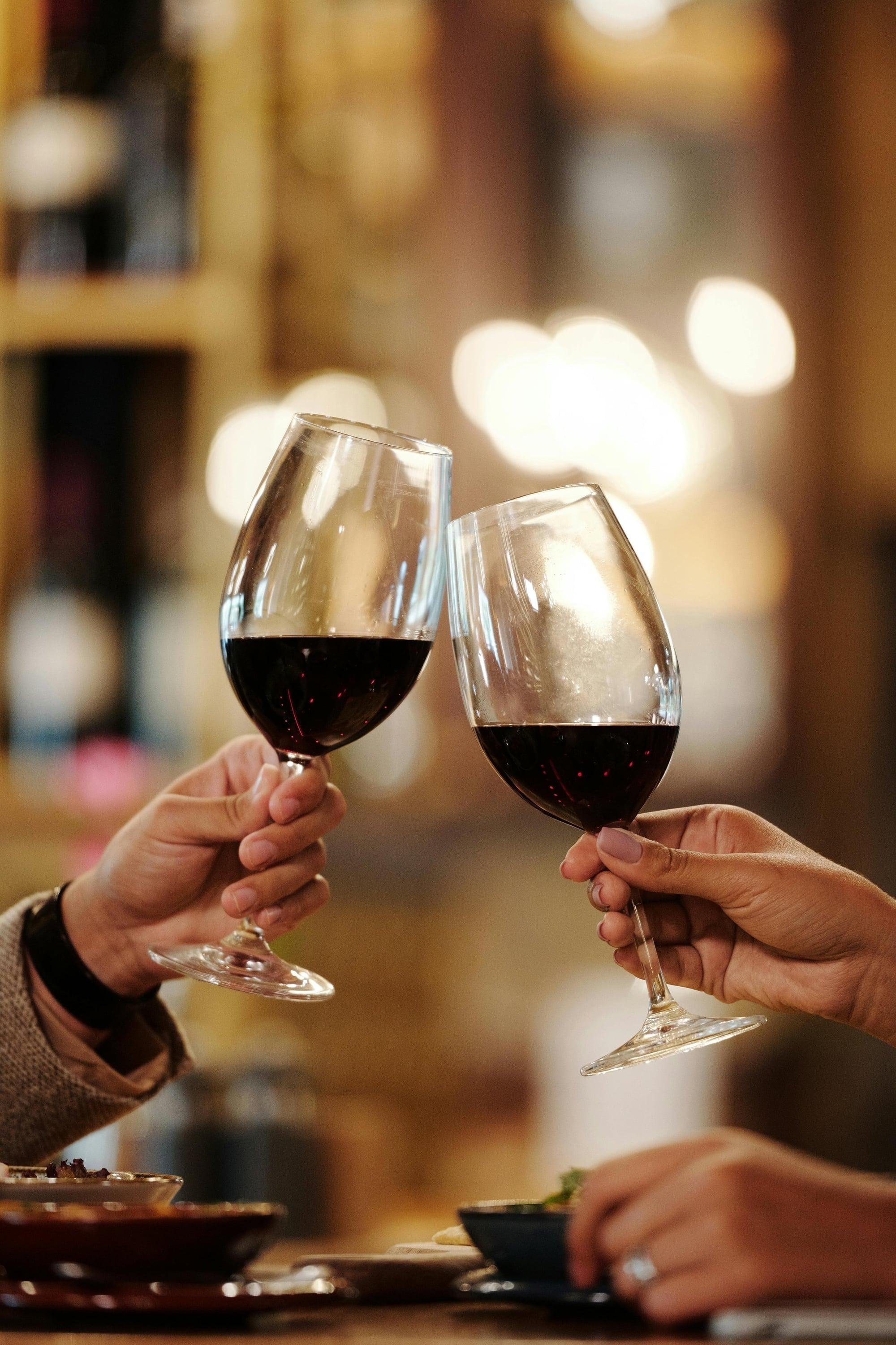 Rotwein Gläser anstoßen