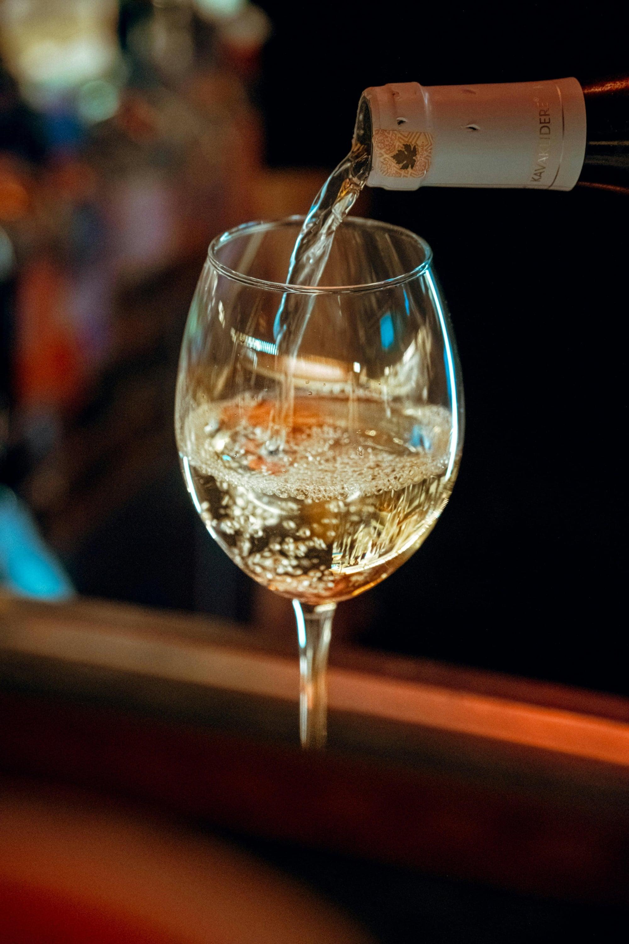 Weißwein einschenken